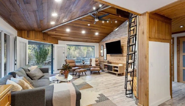 Riverfront views + Hot tub in Luxe Cabin