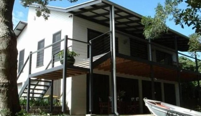 RIVERPEARL - Waterfront modern private house in Iluka. Views Garages huge yard
