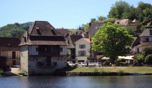 Riverside Apartment ‘Rose’ located in a beautiful riverbank setting