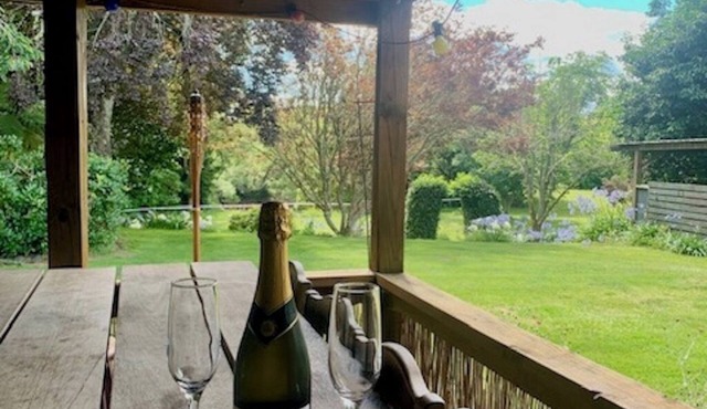Riverside accommodation which is perfect for groups. Pizza oven, covered deck.