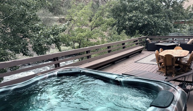 Riverside and Mountain Views with a Private Hot Tub -3BR/2BA -Sleeps 8