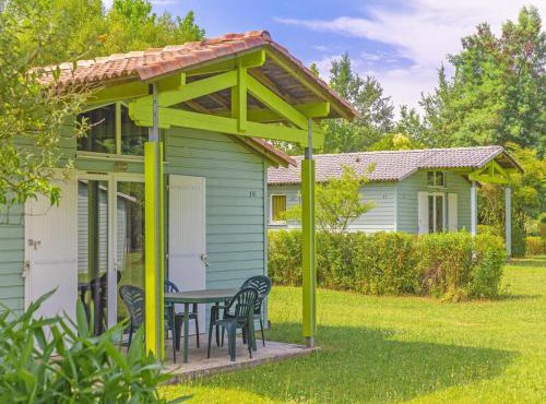 Riverside cabin for 4-guests