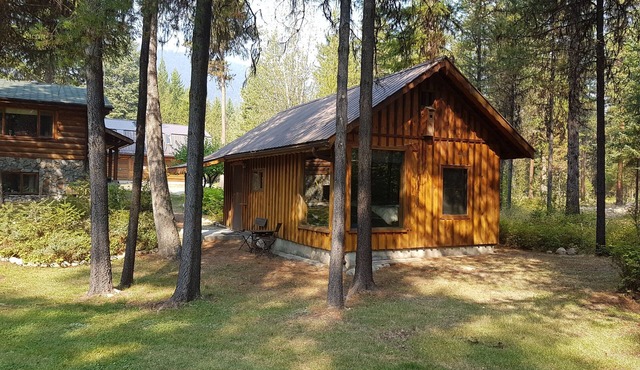 Riverside Cabin with Wood Fired Sauna on the Kettle River. Pet friendly.