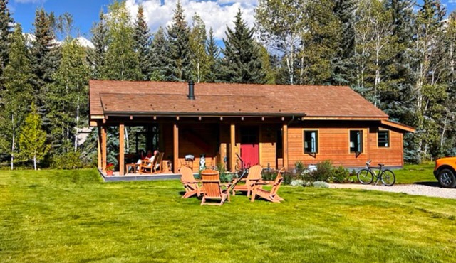 Riverside cabin with mountain views, fireplace, covered patio, firepit, & W/D