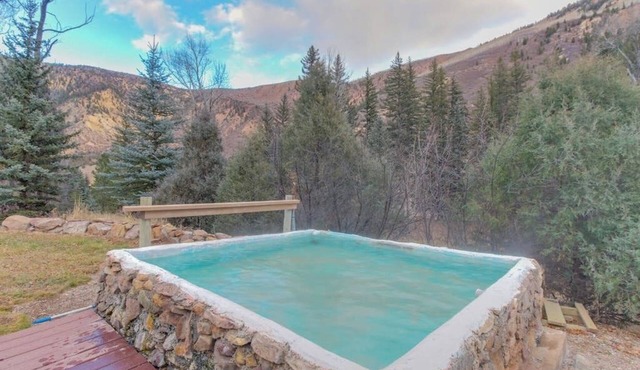 Riverside cabin with natural spring hot tubs - close to skiing & fishing