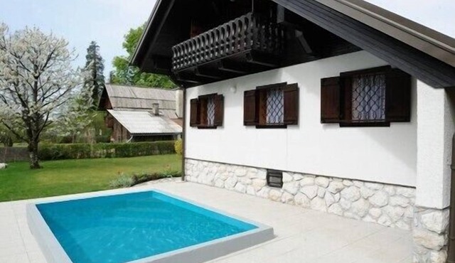 RIVERSIDE CHALET WITH POOL, GREAT LOCATION FOR ATTRACTIONS AND RELAX