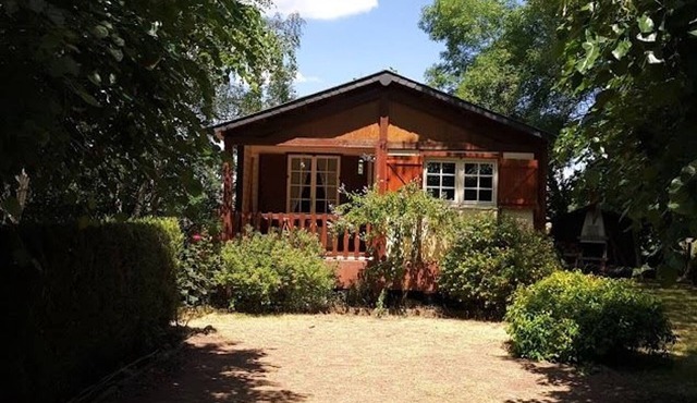 Riverside Chalet with Terrace, BBQ, AC, Near Le Mans & Tours-Val de Loire Airport
