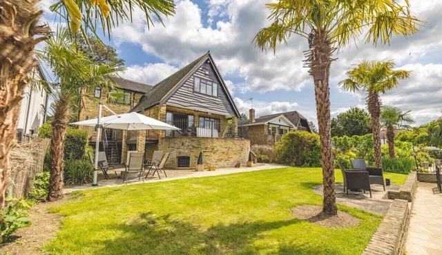 Riverside Bliss: 4-Bed Detached Home