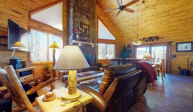 Riverside log cabin w/private deck/hot tub/free WiFi/full kitchen + near trails