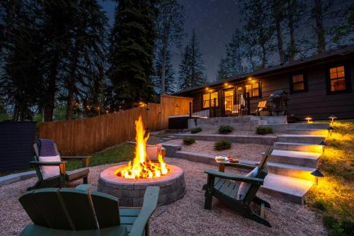 Riverside Luxury Cabin with Hot Tub, Fire Pit, Patio, by Forest & Peak Retreats