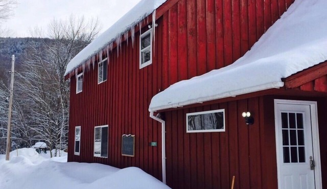 Riverside Property, Sleeps 15, Large Lounge, Dining Room And Hot Tub.