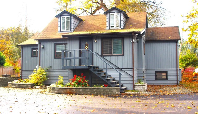 Riverside Resort - House on the River (4 Bed 3 Bath Character House)