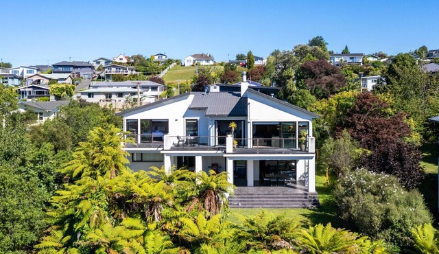 Riverside Villa - Spacious home in a stunning location