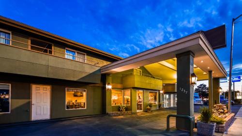 RiverTree Inn & Suites