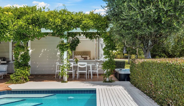 Riverview Cottage - Private Pool + Spa
