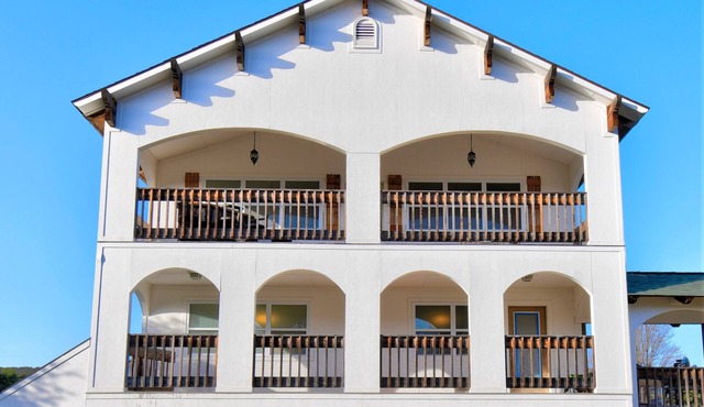 Riverview House, Upper Unit, 1BR/1BA, 2 Balconies, Sleeps 4