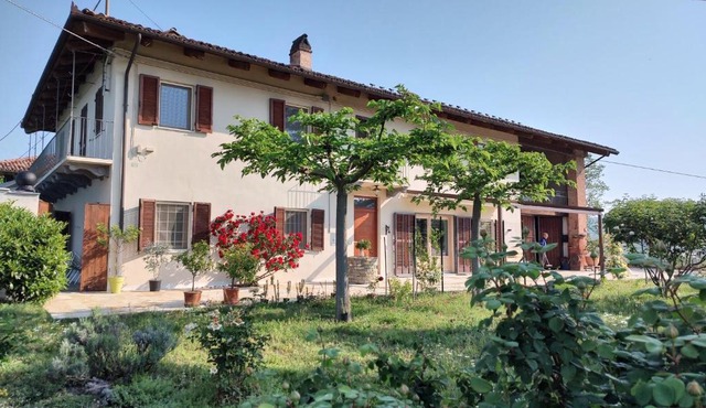 Riviera delle Langhe Wine Country House with a Pool