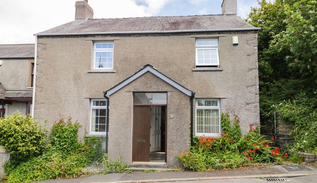 ROANVIEW COTTAGE, family friendly, with open fire in Askam-In-Furness
