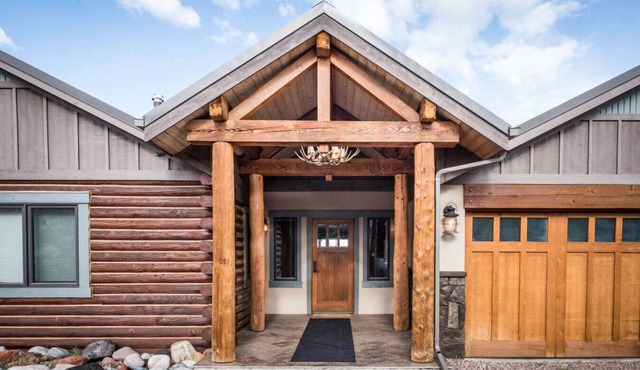 Roaring Fork Chalet - With Deck & Mountain Views!
