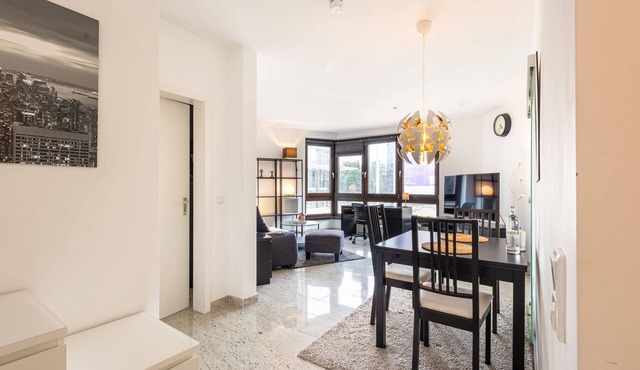 Rob's Suite: 2-room. - Panoramic view of Opernplatz and bedroom with bathroom