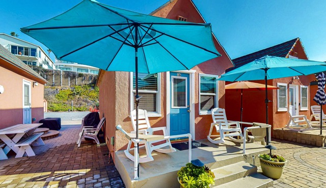 Robert's Cottage 16 Historic beach cottage w/full kitchen & free wifi, steps from the beach