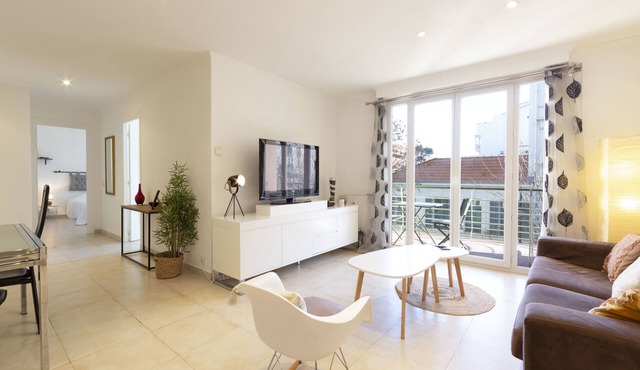 Robert Soleau bright design flat, center of Antibes