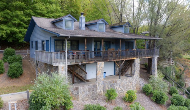 Robin at Springdale: Resort Villa with Golf and Pool Access!