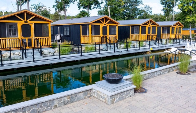 ROBIN - RESORT WITH 12 PROPERTIES. NATURAL POND FOR SWIMMING. CAFE ON SITE.