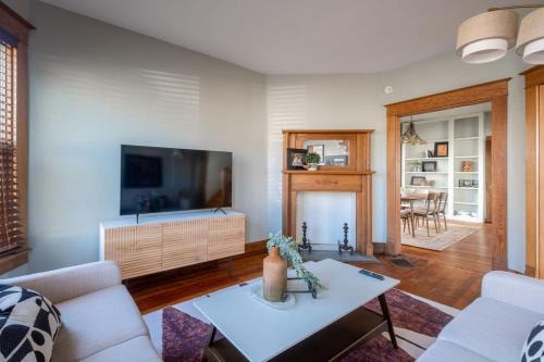 Robin's Egg, Private Downtown, Pet-Friendly Gem
