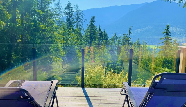 *ROBIN’S NEST* TINY CHALET HOME Spectacular mountain views surrounded by nature