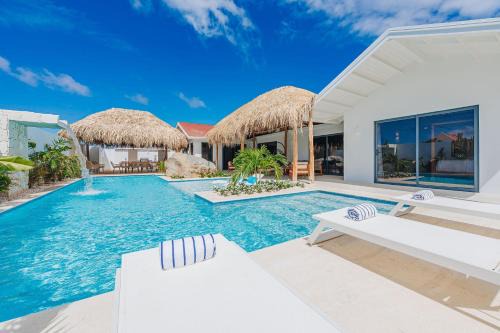 Rock House NEW 6-Bed 6 Bath Pool 5-min to Beach by Bocobay