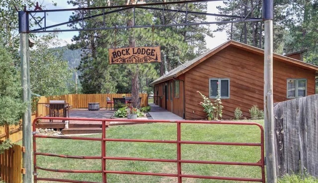 Rock Lodge covered parking and Private Hot Tub!