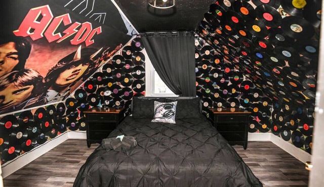 Rock 'n' Roll Duplex | Themed | Sleeps 10