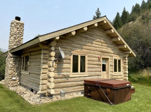 Rocky Mountains Getaway: Gorgeous Log Cabin in Darby, Montana