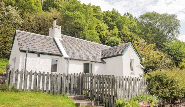 RODDY'S COTTAGE, pet friendly, character holiday cottage in Glenelg