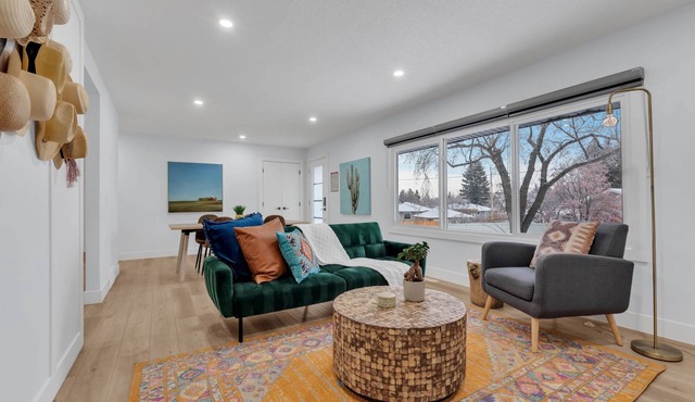 "Rodeo" Upper Suite in trendy Killarney - Huge backyard