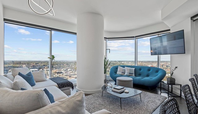Roger - Luxury ICE District Suite - Pool & Parking