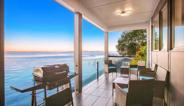 Rolling Bay Villa: Waterfront Haven in Bainbridge