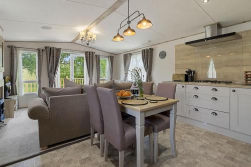 Rolling Hills Splash Escape -No Commercial Sign written Vehicles,Fishing Nearby & Communal Swimming Pool ,Pool open May to September