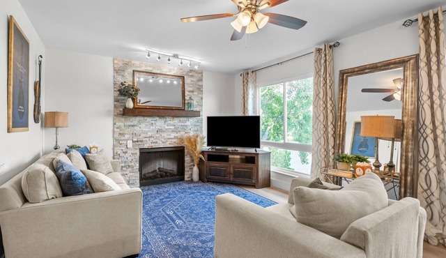 Rolling on the River- 2 King Suites-Free Parking-Pool-Riverfront balconly