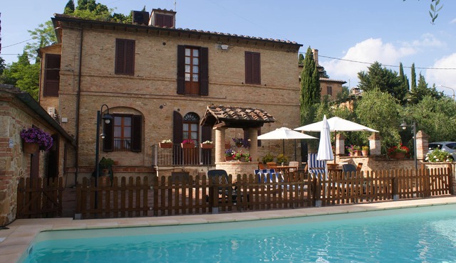 Romantic two-room apartment overlooking the Sienese countryside
