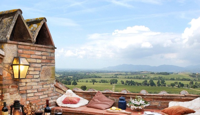 Romantic and Panoramic apartment in historic organic farm, with swimming pool