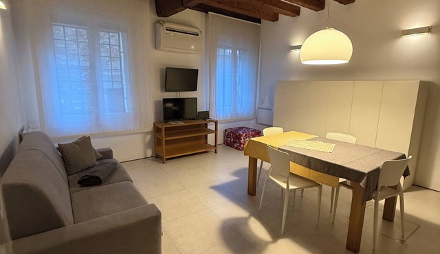 Romantic apartment for 2 with canal view a few minutes from Rialto with WIFI