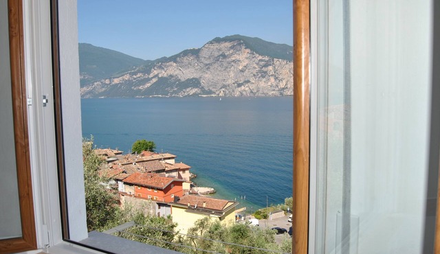 Romantic apartment with a wonderful lake view—GREAT PRICE IN SEPTEMBER—parking space included