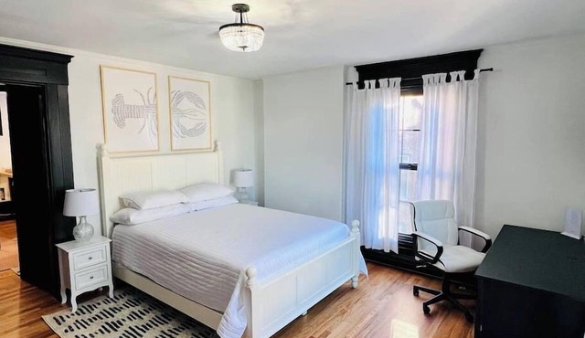 Romantic apt:West End +parking