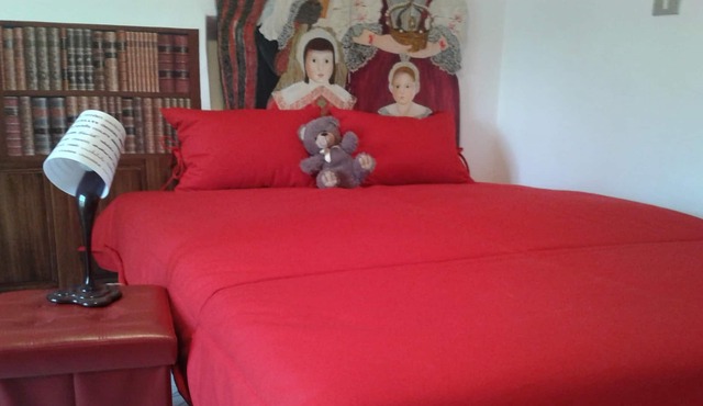 Romantic artistic studio apartment, with equipped kitchen, overlooking the palace. Breakfast incl