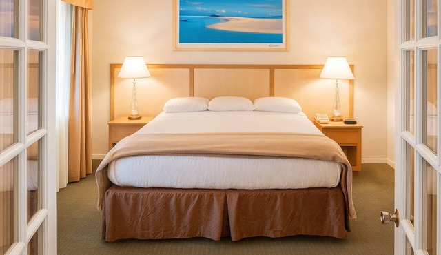 Romantic Beach Getaway! Free Parking, Pool & Gym! Steps to Avila Beach Pier!