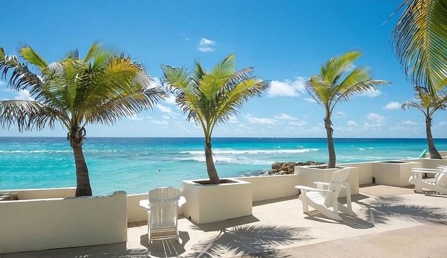 Romantic Beach Getaway! Onsite Pool, Gym Access, Free Parking, Near Turtle Beach
