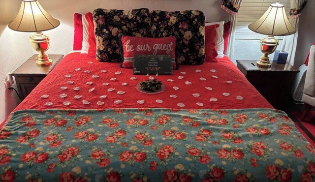 Romantic bed breakfast cottage with private hot tub, kitchen, jacuzzi,fireplace