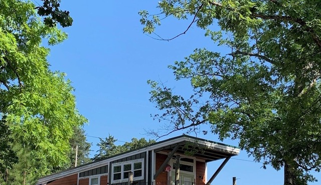 Romantic Bungalow! Pool💦Hot Tub,Fire pit, Outdoor Space, Branson & Cricket Creek
